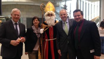 Die evangelischen und katholischen Jugendverbände in NRW überreichten den Abgeordneten und Mitarbeitern im Landtag einen leckeren Nikolausgruß