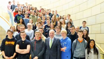 80 wissbegierige Schülerinnen und Schüler der Realschule Rösrath konnte Rainer Deppe im Landtag begrüßen.