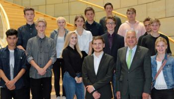 Beste Abschlussschüler der Klasse 10 zu Gast im Landtag