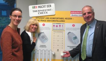 v.l.n.r.: VZ-Regionalleiterin Heike Hirschmann und die Leiterin der Beratungsstelle Frau Becker zeigen Rainer Deppe, wie einfach der NRW-Thermostat-Check funktioniert.