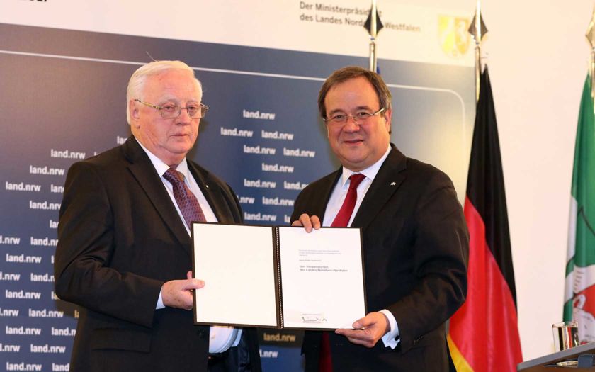 Ministerpräsident Armin Laschet vergibt Peter Hillebrand den Verdienstorden des Landes Nordrhein-Westfalen.