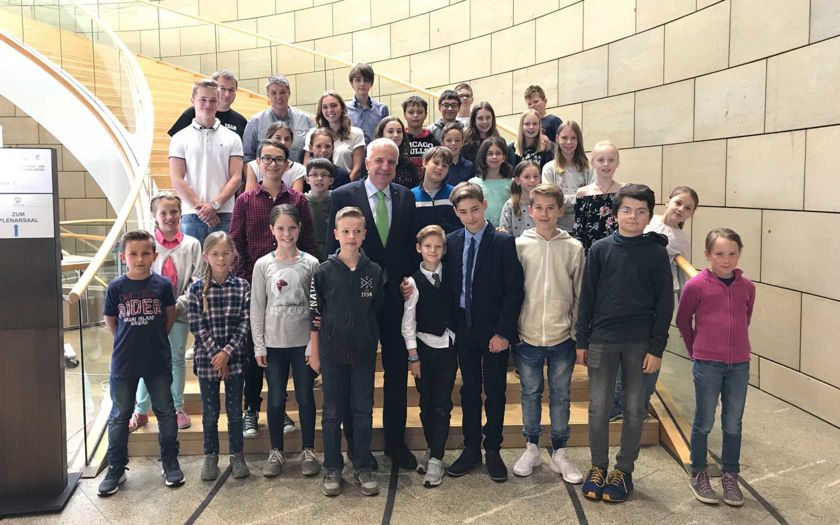 Mit den Mitgliedern des Kinder- und Jugendparlaments konnte Rainer Deppe jetzt eine Gruppe junger, für die Gleichaltrigen der Stadt Leichlingen engagierte Demokraten im Landtag begrüßen.