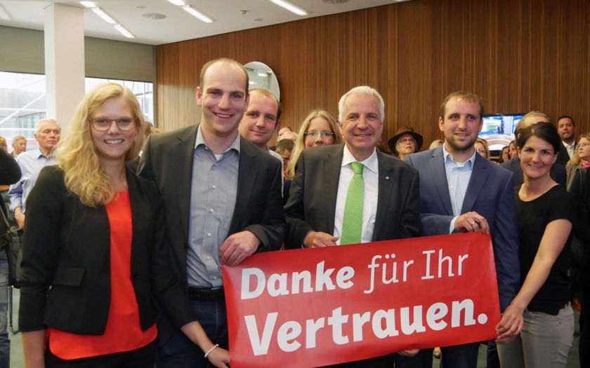 Rainer Deppe mit Familie im Kreishaus am Wahlabend der Landtagswahl 2017