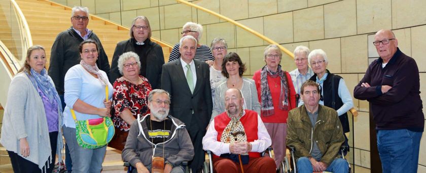 15 Mitglieder der Selbsthilfegruppe Schlaganfall Wermelskirchen e. V. waren zu Gast bei Rainer Deppe im Landtag.