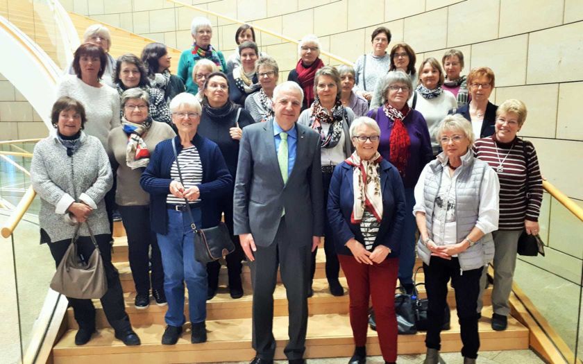 25 ehrenamtliche Helferinnen des Kinderschutzbundes aus Overath konnte Rainer Deppe im Landtag begrüßen.