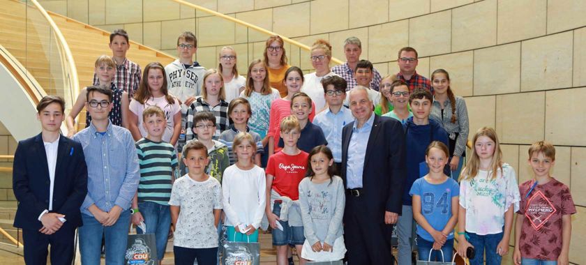 32 Mitglieder des Kinder- und Jugendparlaments zwischen 9 und 16 Jahren kamen in Begleitung von Gudrun Bormacher und Tobias Siefen von der Stadt Leichlingen nach Düsseldorf.