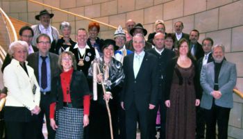 Gruppenfoto der Erntepaare und ihrer Begleitung mit Rainer Deppe.