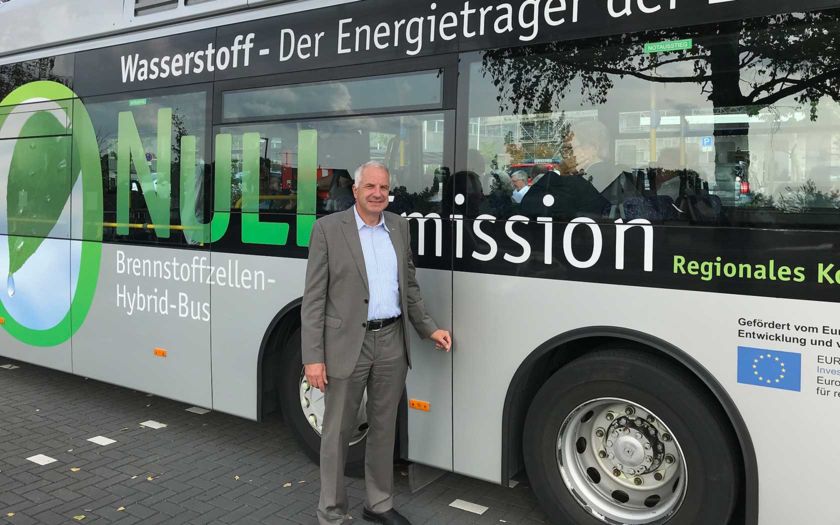 Rainer Deppe neben einem Wasserstoffbus