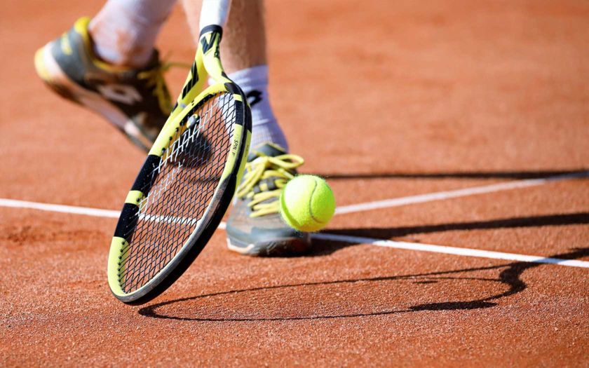 Tennis spielen - Bild von hansmarkutt / Pixabay