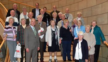Die Damen und Herren des Pilgerheim Weltersbach aus Leichlingen besuchten Rainer Deppe im Landtag.