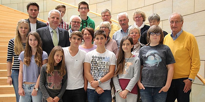 Zehn Jugendliche des Wermelskirchener Jugendparlaments und neun Mitglieder des Seniorenbeirats der Stadt Wermelskirchen statteten Rainer Deppe einen Besuch im Landtag ab.