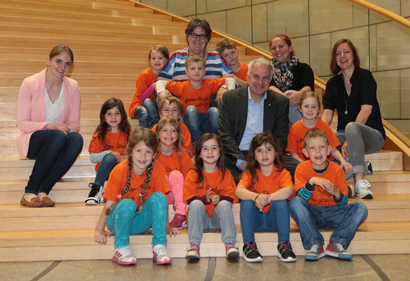Elf Kinder der Vorschulgruppe "Kleine Strolche" in Begleitung ihrer Erzieherinnen Frau Kreffter, Frau Aßmann und Frau Matthis zu Besuch bei Rainer Deppe im Landtag