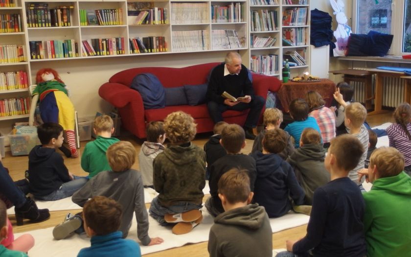 Am bundesweiten Vorlesetag besuchte Rainer Deppe die Förderschule „Gute Hand“ in Kürten-Biesfeld.