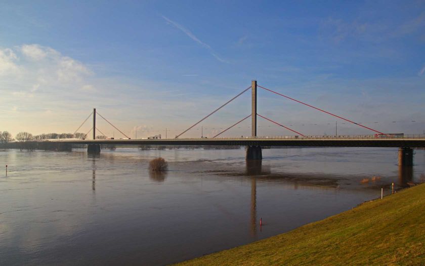 Der Rhein bei Leverkusen-Rheindorf während des Hochwassers im Januar 2011. Blick auf die Leverkusener Autobahnbrücke von Süden aus.Im Vordergrund befindet sich der überflutete Yachthafen.