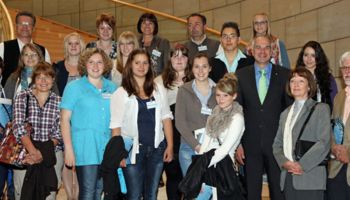 Die besten 10er-Abschlussschüler aller Schulen aus dem Wahlkreis von Rainer Deppe in Begleitung ihrer Lehrer zu Besuch im Landtag.