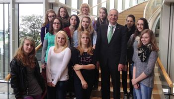 12 Schülerinnen der Realschule Wermelskirchen sind in Begleitung ihrer Schulleiterin Birgit Sköries der Einladung des Landtagsabgeordneten Rainer Deppe zum Girls Day in den Landtag gefolgt.