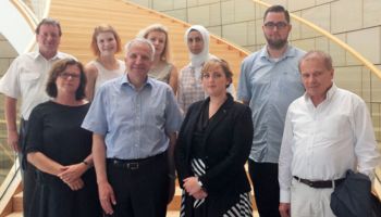 Mitarbeiterinnen und Mitarbeiter der Geschäftsstelle des Regionalrates Köln zu Besuch bei Rainer Deppe im Landtag