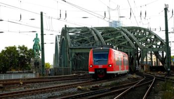 Regional-Express auf Hohenzollernbrücke in Köln - Bild von Holger Schué / Pixabay